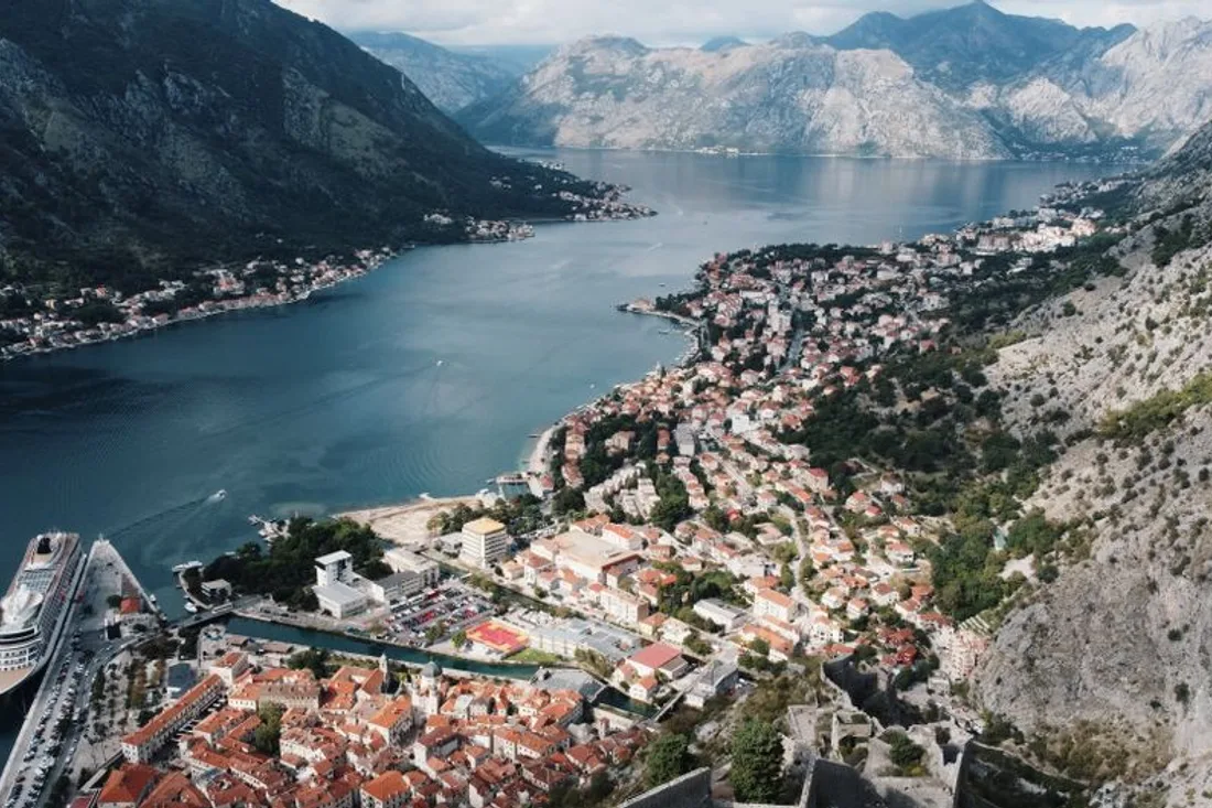 Bucht von Kotor mit der Altstadt am Ufer