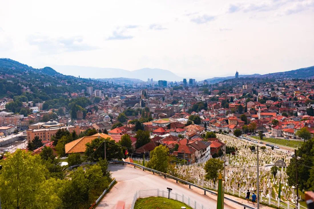 Blick über Sarajevo mit den Wohnhäusern an den Talhängen