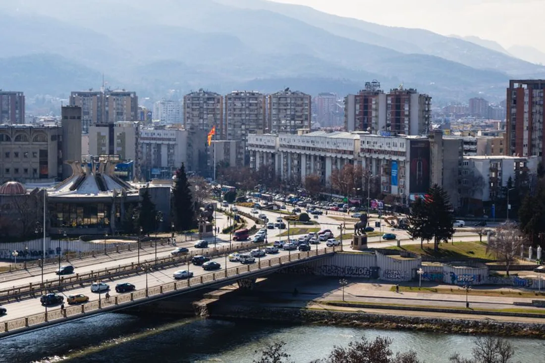 Skopje mit der Brücke über den Vardar